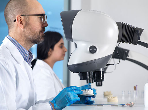 Mantis-stereo-microscope-ergonomic-dental-application